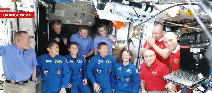 Jedenáct lidí na ISS-přiletěla Crew-10 (Zdroj: NASA TV)
